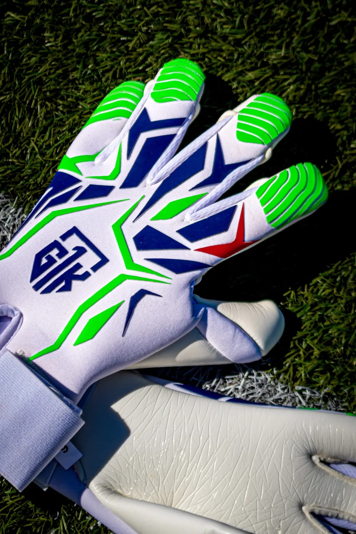 Guantes de portero G1K color verde y azul, disponibles en el stand del clinic de porteros de Zaragoza